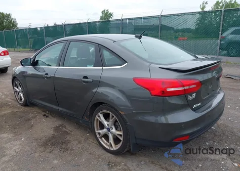 2016 Ford Focus Titanium z USA, uszkodzony, nr VIN 1FADP3J28GL251183